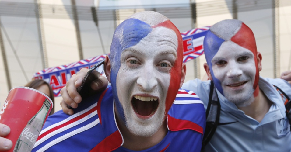 Franceses pintam as cores do país no rosto para torcer na partida contra o Equador, no Maracanã