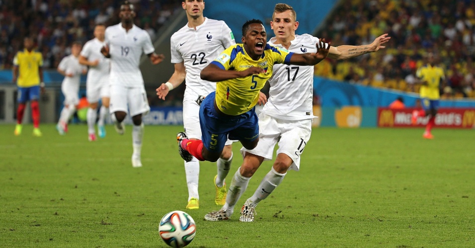 25.jun.2014 - Ibarra, do Equador, "voa" após ser derrubado pelo francês Digne, no empate por 0 a 0 no Maracanã