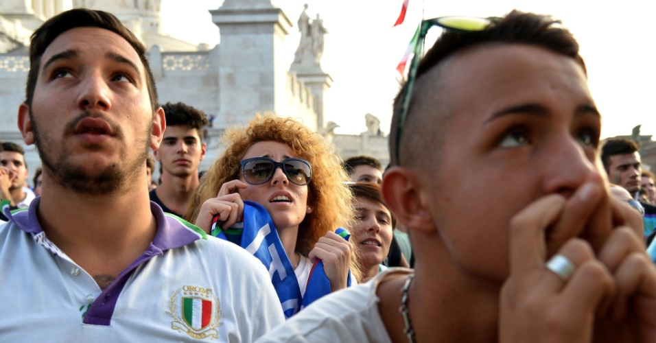Italianos ficam apreensivos em Roma durante a derrota para o Uruguai, no dia 24