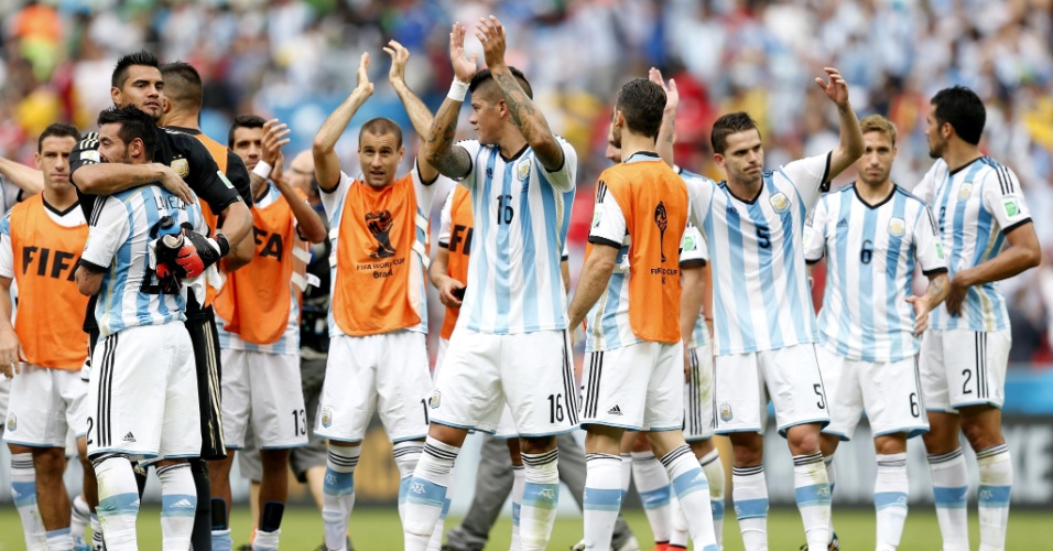 Jogadores da seleção da Argentina celebram vitória sobre a Nigéria, no estádio do Beira-Rio, em Porto Alegre