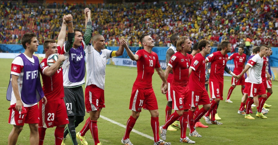 Jogadores da Suiça comemoram com a torcida a vitória sobre Honduras e a classificação para as oitavas de final
