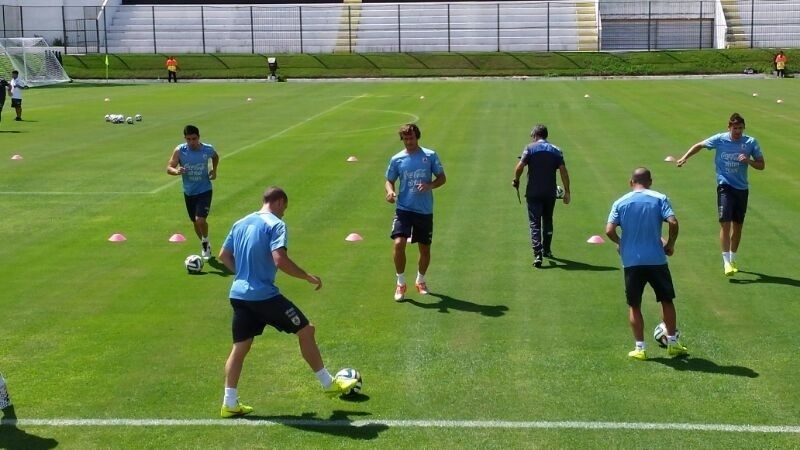 Jogadores do Uruguai treinam no estádio Frasqueirão um dia depois da vitória sobre a Itália que classificou o time para as oitavas de final da Copa do Mundo