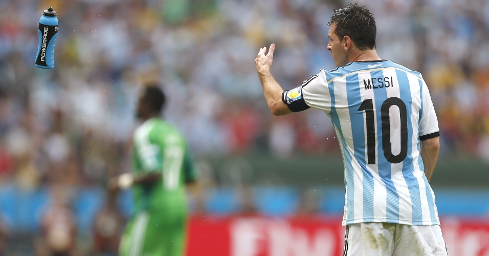 Lionel Messi arremessa garrafa de isotônico durante partida contra a Nigéria, em Porto Alegre