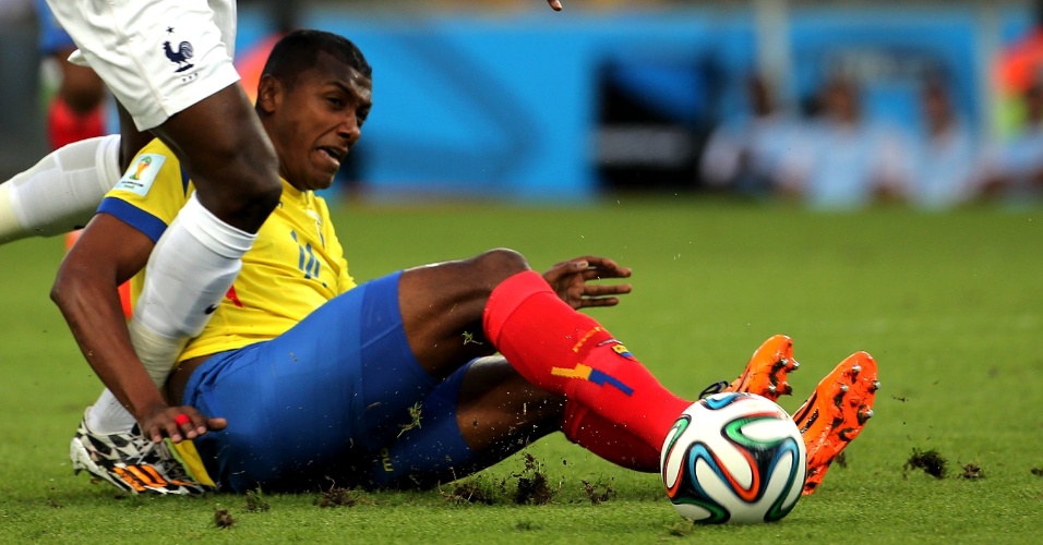 25.jun.2014 - Minda, do Equador, fica no chão após dividir a bola com o francês Sissoko, no Maracanã