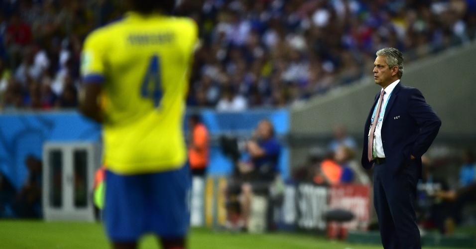 25.jun.2014 - Na beira do gramado do Maracanã, técnico do Equador, Reinaldo Rueda, orienta os jogadores na partida contra a França