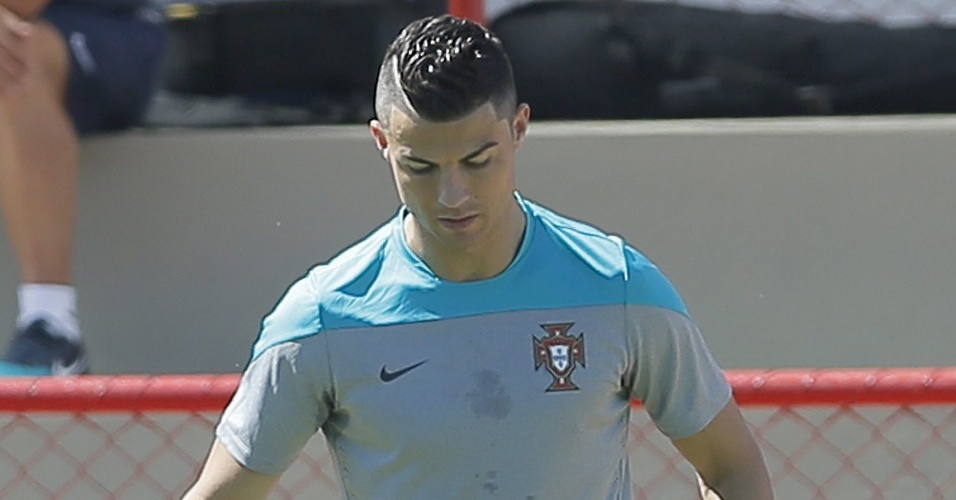 O português Cristiano Ronaldo mudou mais uma vez o visual, raspou as laterais do cabelo e apareceu de moicano na sessão desta quarta-feira