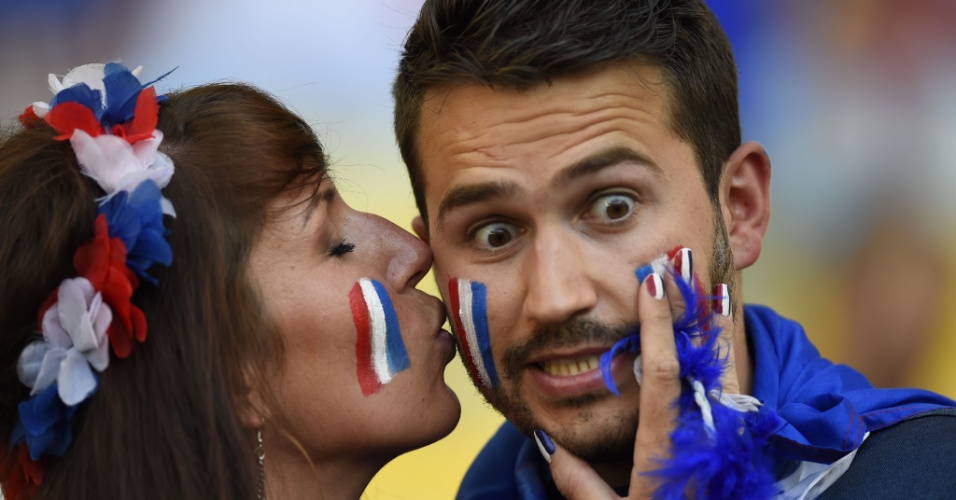 O sortudo não teve a sorte de ver um gol francês no Maracanã, mas ganhou um beijo da musa da torcida
