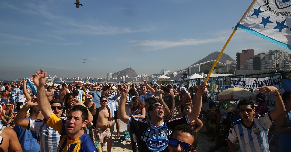 Os argentinos invadiram a praia de Copacabana nesta quarta-feira para comemorar a vitória em cima da Nigéria e a classificação às oitavas de final