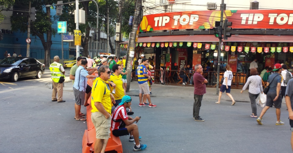 25.jun.2014 - Os cambistas se instalaram perto do Maracanã, em uma região de bares, para fugir do cerco da organização