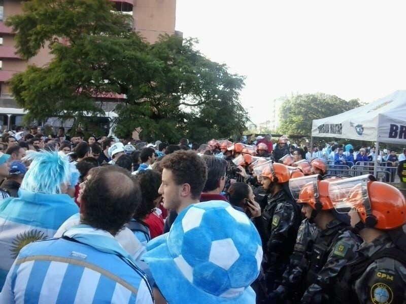 Policiais observam aglomeração de torcedores argentinos em Porto Alegre