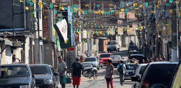 Rua próxima ao Shopping Itaquera tem decoração verde e amarela e bandeiras do Corinthians