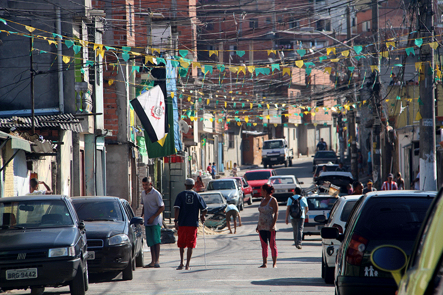 Rua próxima ao Shopping Itaquera tem decoração verde e amarela e bandeiras do Corinthians.