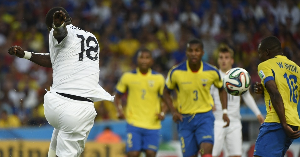 25.jun.2014 - Sissokoda França, tenta chute de efeito na partida contra o Equador. A partida terminou 0 a 0 no Maracanã