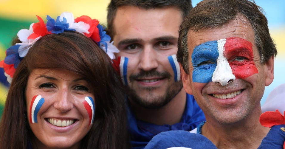 25.jun.2014 - Sorridentes, torcedores franceses aguardam o início da partida contra o Equador, no Maracanã