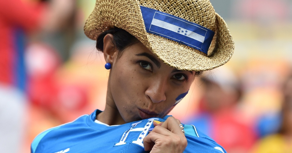 Torcedora de Honduras mostra confiança na vitória contra a Suíça em Manaus