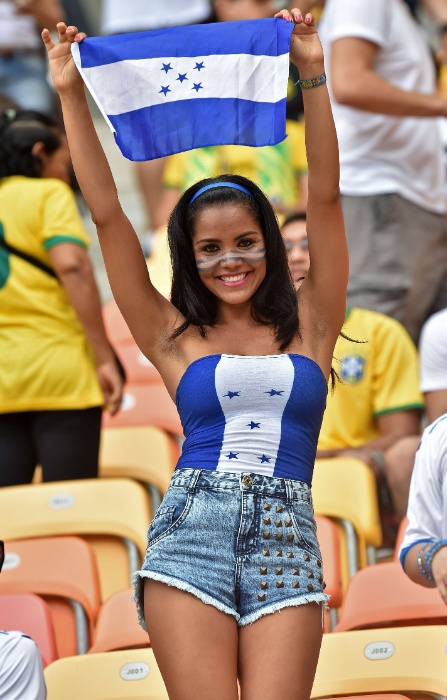 Torcedora exibe bandeira de Honduras durante jogo contra a Suíça na Arena Amazônia