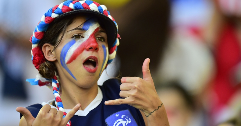 Torcedora francesa faz pose no Maracanã em jogo contra o Equador