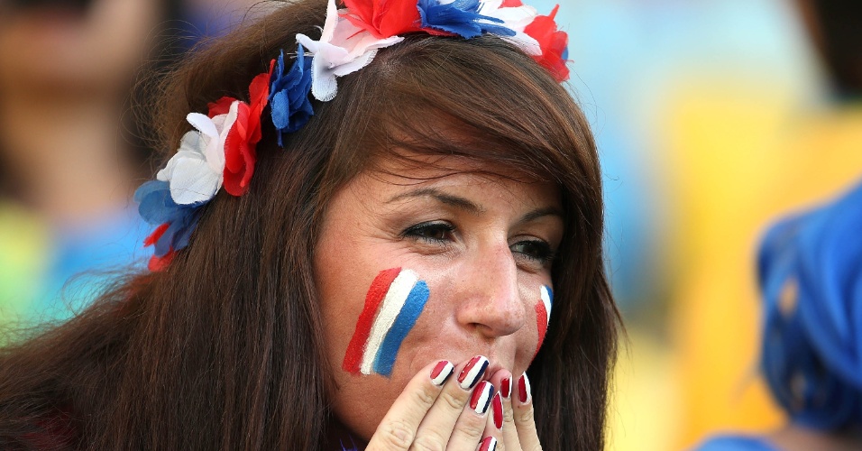 25.jun.2014 - Torcedora francesa manda beijo no estádio do Maracanã, antes do jogo contra o Equador