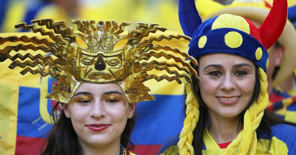 25.jun.2014 - Torcedoras equatorianas fazem festa no Maracanã antes da partida contra a França