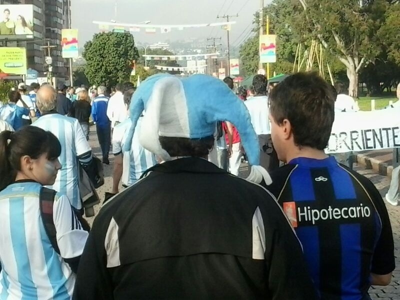 Torcedores argentinos caminham em direção ao Beira-Rio, onde a Argentina enfrenta a Nigéria