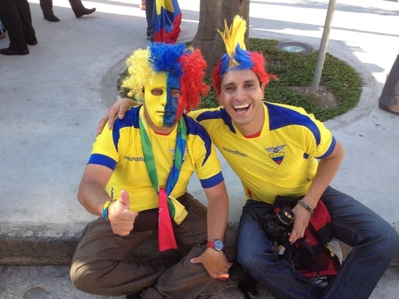25.jun.2014 - Torcedores carregam as cores do Equador antes da partida contra a França, no Maracanã