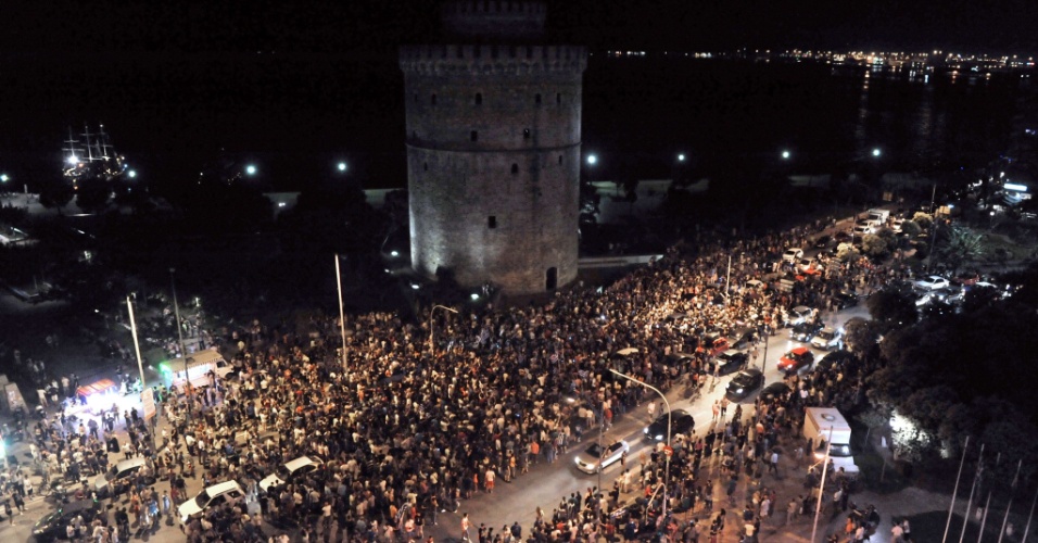 Torcedores 'enlouquecem' em Thessaloniki após a Grécia conseguir classificação inédita para as oitavas de final da Copa do Mundo