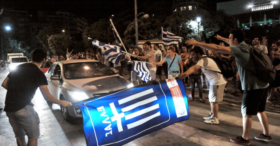 Torcedores 'enlouquecem' em Thessaloniki após a Grécia conseguir classificação inédita para as oitavas de final da Copa do Mundo