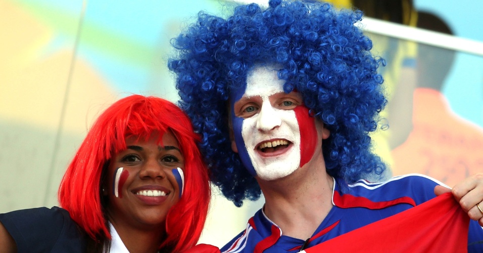 25.jun.2014 - Torcedores franceses aguardam o início do jogo contra o Equador, no Maracanã