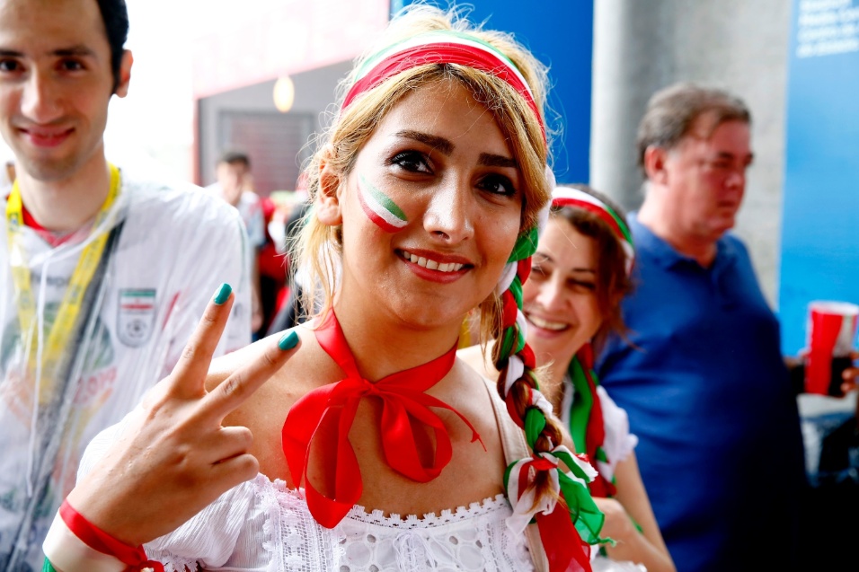 Torcedores mostram apoio ao Irã a caminho da Arena Fonte Nova, palco do duelo com a Bósnia