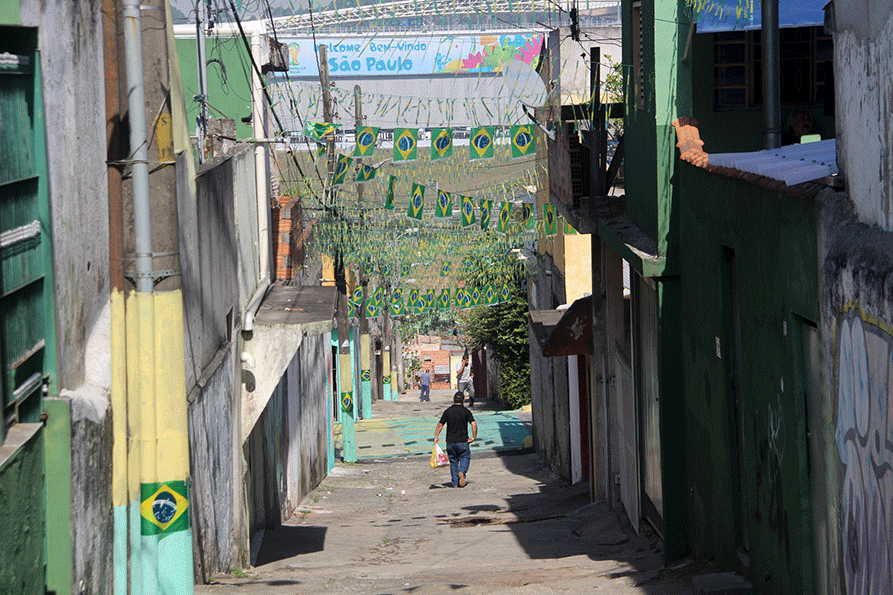 Viela em Cidade A.E Carvalho decorada para a Copa com vista para o Itaquerão ao fundo.