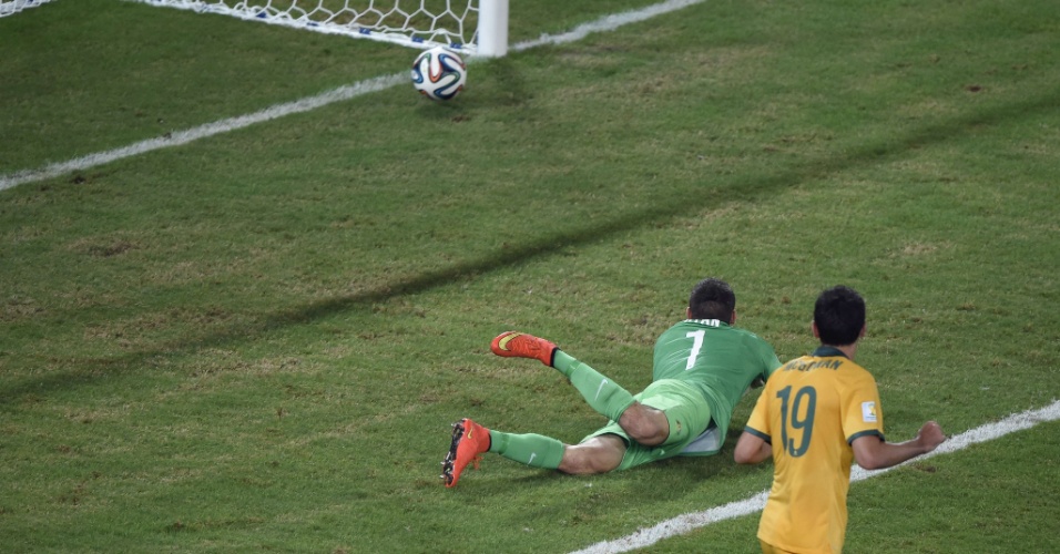13.06.14 - Beausejour marca o terceiro gol do Chile contra a Austrália