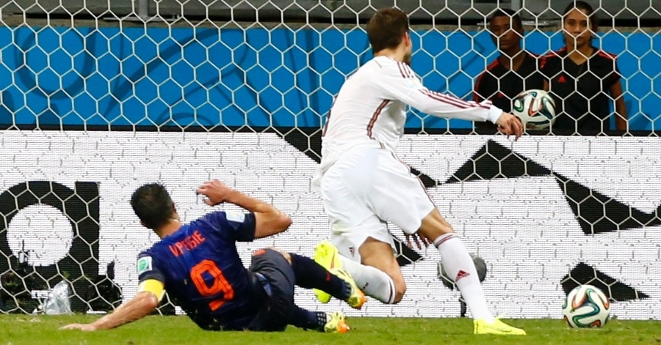 13.06.14 - Van Persie marca o quarto gol da Holanda contra a Espanha