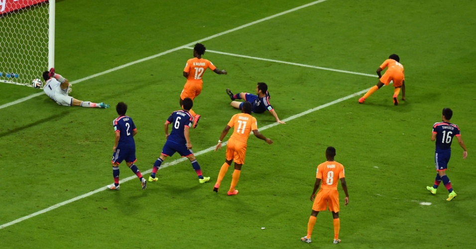 14.06.14 - Gervinho marca o segundo gol da Costa do Marfim em cima do Japão