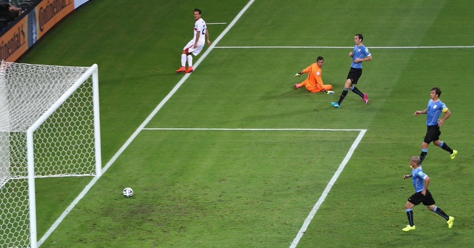 14.06.14 - Ureña marca o terceiro gol da Costa Rica sobre o Uruguai