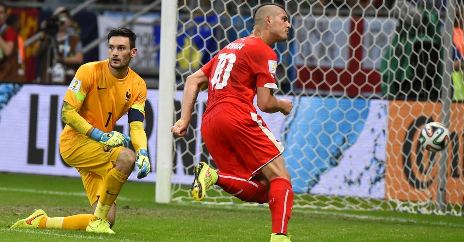 20.06.14 - Xhaka marca o segundo gol da Suíça contra a França