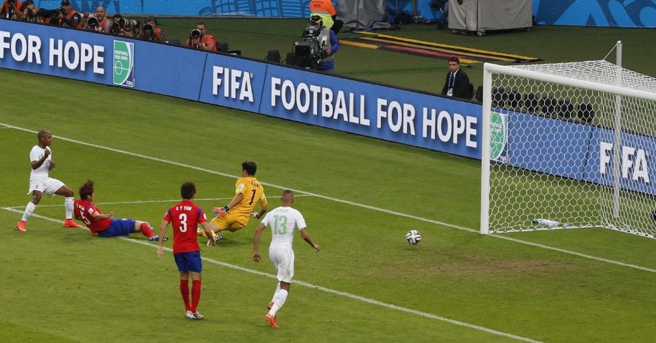 22.06.14 - Brahimi marca o quarto gol da Argélia contra a Coreia do Sul