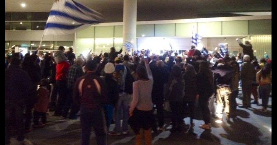 26.jun.2014 - Aeroporto Carrasco, em Montevidéu, recebe centenas de torcedores que aguardam a chegada de Luis Suárez