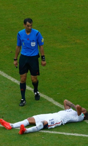 26.jun.2014 - Árbitro Ravshan Irmatov, do Uzbequistão, observa o meia americano Jermaine Jones no chão em partida contra a Alemanha