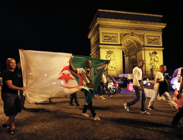 Argelinos comemoram classificação para as oitavas da Copa em frente ao Arco do Triunfo, em Paris