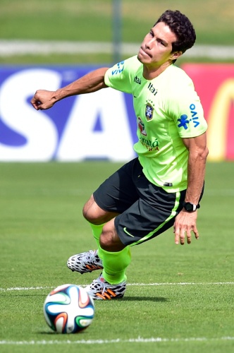 26.jun.2014 - Hernanes corre atrás da bola durante treino da seleção brasileira na Granja Comary, em Teresópolis