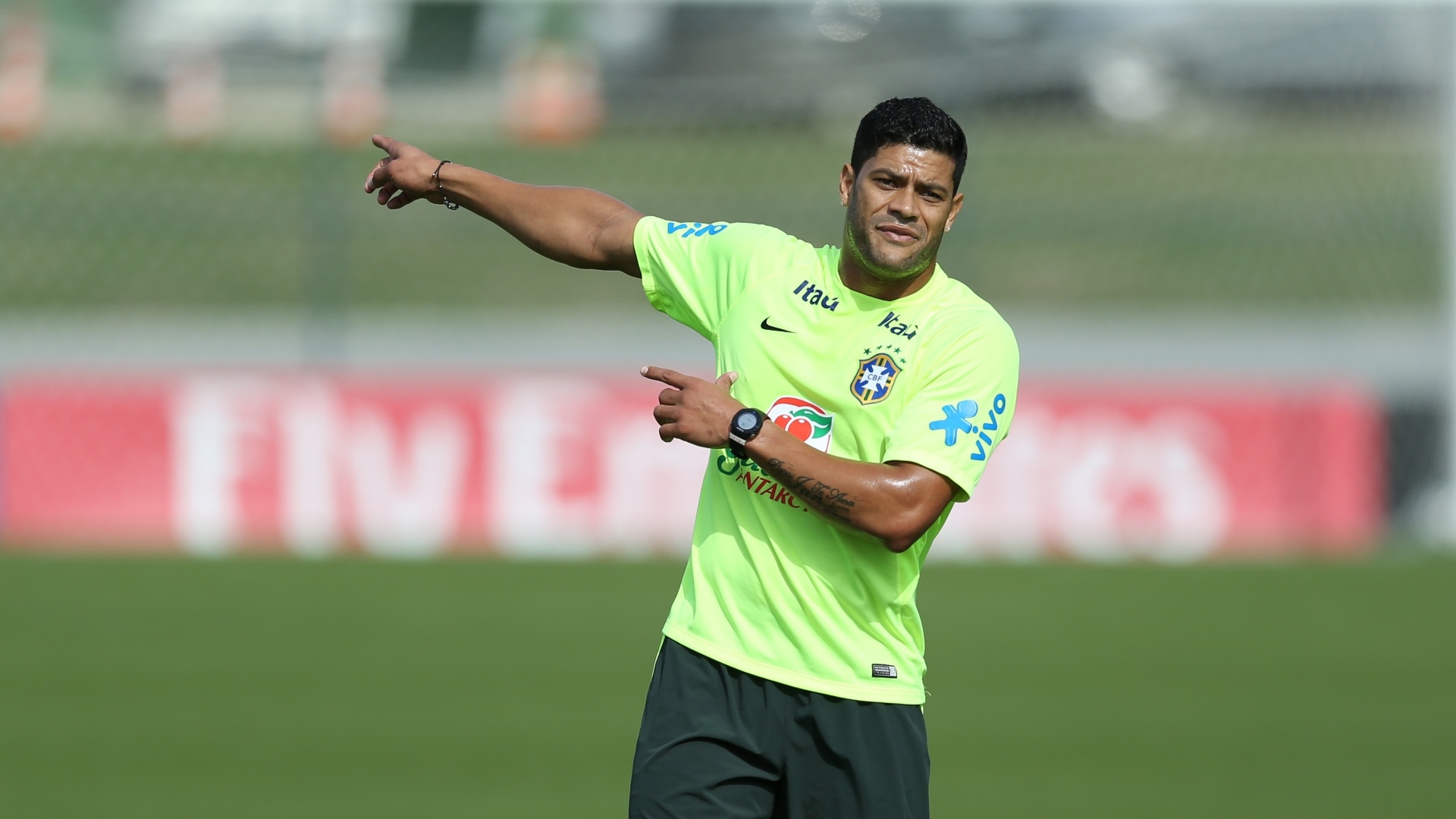 26.jun.2014 - Hulk indica jogada durante coletivo da seleção brasileira em treino na Granja Comary, em Teresópolis