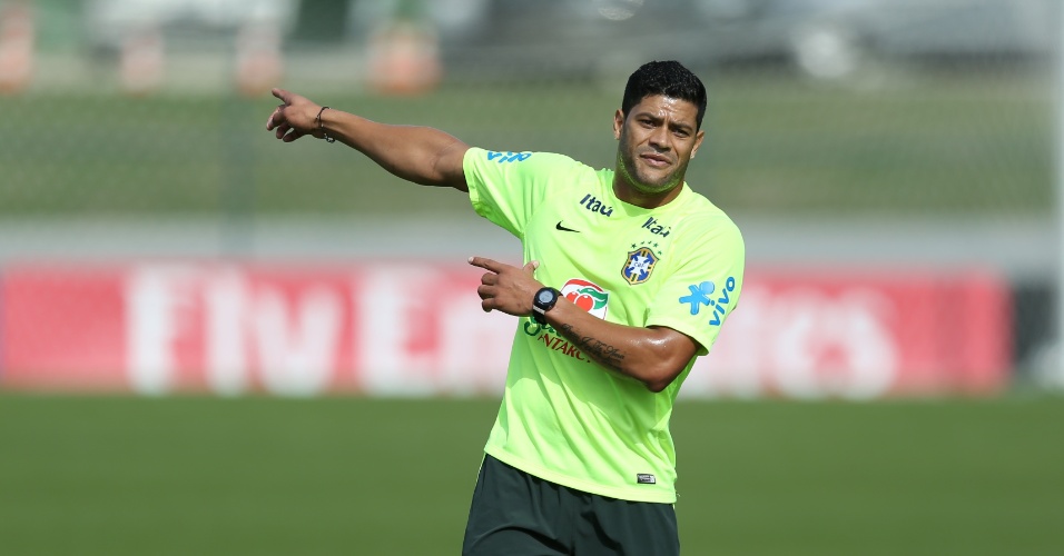26.jun.2014 - Hulk indica jogada durante coletivo da seleção brasileira em treino na Granja Comary, em Teresópolis