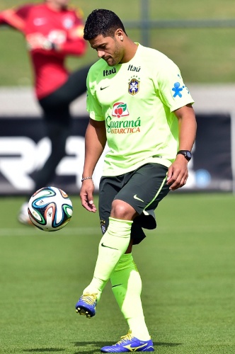 26.jun.2014 - Hulk treina domínio de bola durante treino da seleção brasileira em Teresópolis
