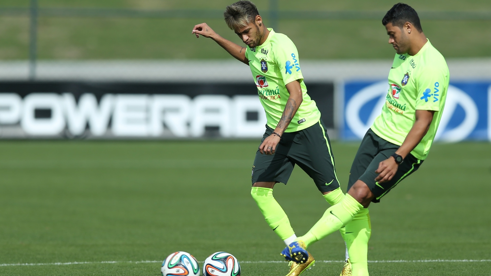 26.jun.2014 - Neymar e Hulk treinam passes durante atividade da seleção brasileira na Granja Comary, em Teresópolis