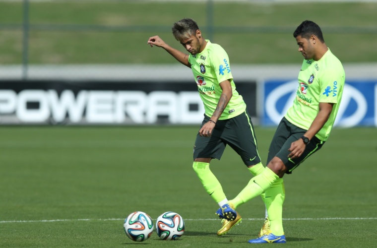 26.jun.2014 - Neymar e Hulk treinam passes durante atividade da seleção brasileira na Granja Comary, em Teresópolis