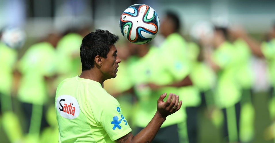 26.jun.2014 - Paulinho participa de atividade com bola no último treino da seleção brasileira antes da viagem a Belo Horizonte, onde o Brasil enfrenta o Chile pelas oitavas