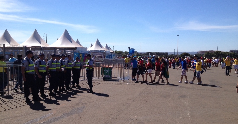 Torcedores começam a chegar no Mané Garrincha para o jogo entre Portugal e Gana (26.jun.2014)