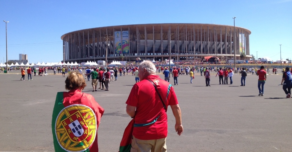 26.jun.2014 - Torcedores portugueses começam a chegar no Mané Garrincha para o jogo entre Portugal e Gana, pela última rodada do grupo G