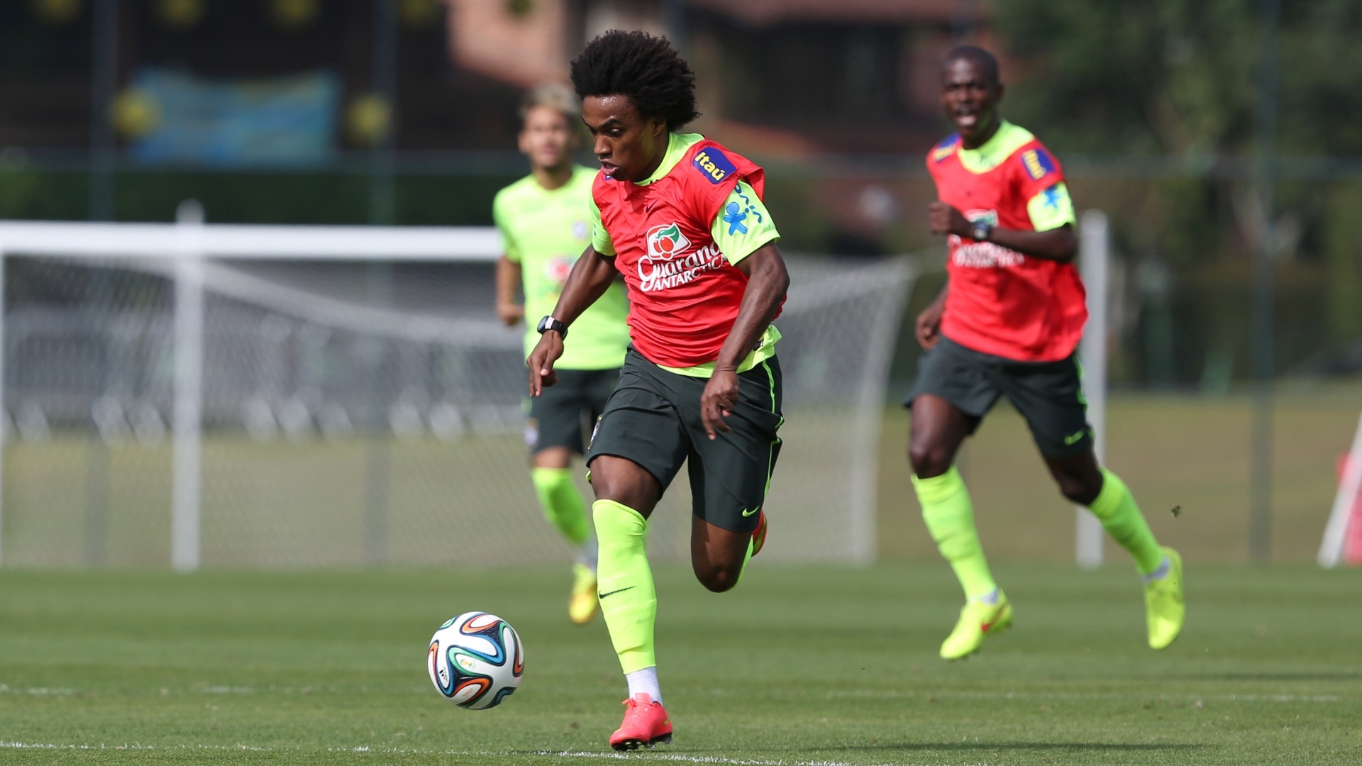 26.jun.2014 - Willian corre com a bola durante coletiva da seleção brasileira em treino na Granja Comary