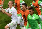 Jornalistas argelinos abraçam e aplaudem jogadores após classificação - AFP PHOTO / PEDRO UGARTE
